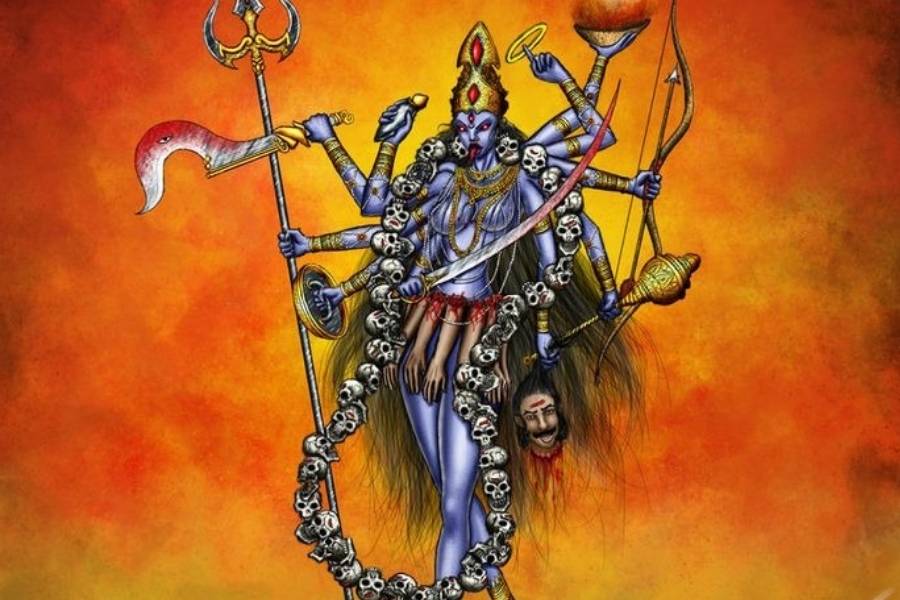 তাঁর পৌত্র ঈশানচন্দ্রের উৎসাহ ও পৃষ্ঠপোষকতায় জনপ্রিয় হয়ে ওঠে কালী পুজো। এই হল মা ভবতারিণীর পুজোর ইতিহাস। তন্ত্র মতে কালীপুজোর মূল উপকরণ ‘পঞ্চ ম’। এই নৈবেদ্যই কালী পুজোর প্রধান অঙ্গ। এই পঞ্চমকার একটি তান্ত্রিক শব্দ। তন্ত্র সাধনার ক্ষেত্রেই এই ‘পঞ্চ ম’-এর ব্যবহার হয়ে থাকে। 