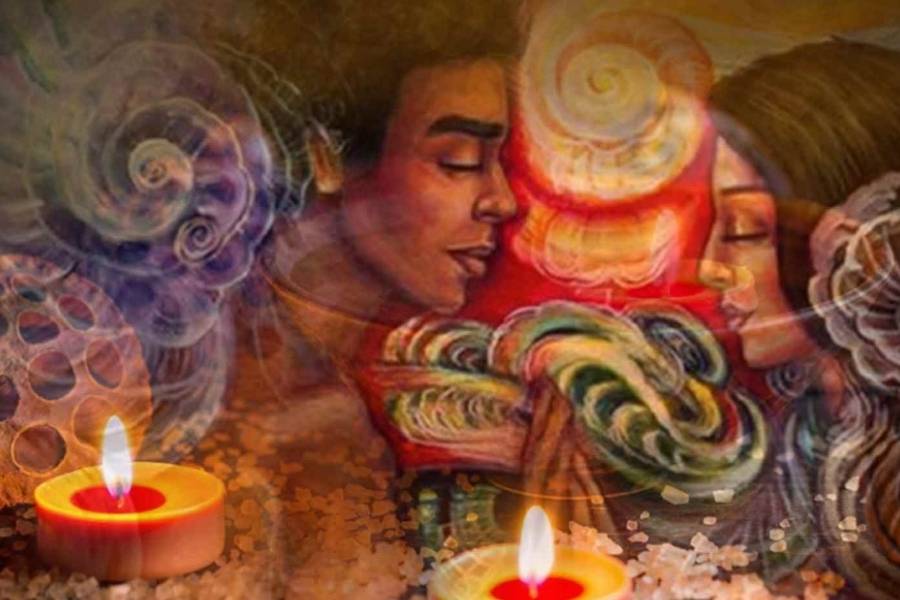 এ-ও জানা যায়, কৃষ্ণানন্দের আগেও বাংলায় কালী সাধক ছিলেন। তাঁরা মায়ের পুজো করতেন। তবে সেই পুজোর নিয়ম ছিল আলাদা। তামার টাটে কালী যন্ত্র এঁকে তাঁর পুজো করা হত। পরে অষ্টাদশ শতকে নদিয়ার রাজা কৃষ্ণচন্দ্র মহা সমারোহে কালী পুজো শুরু করেন।