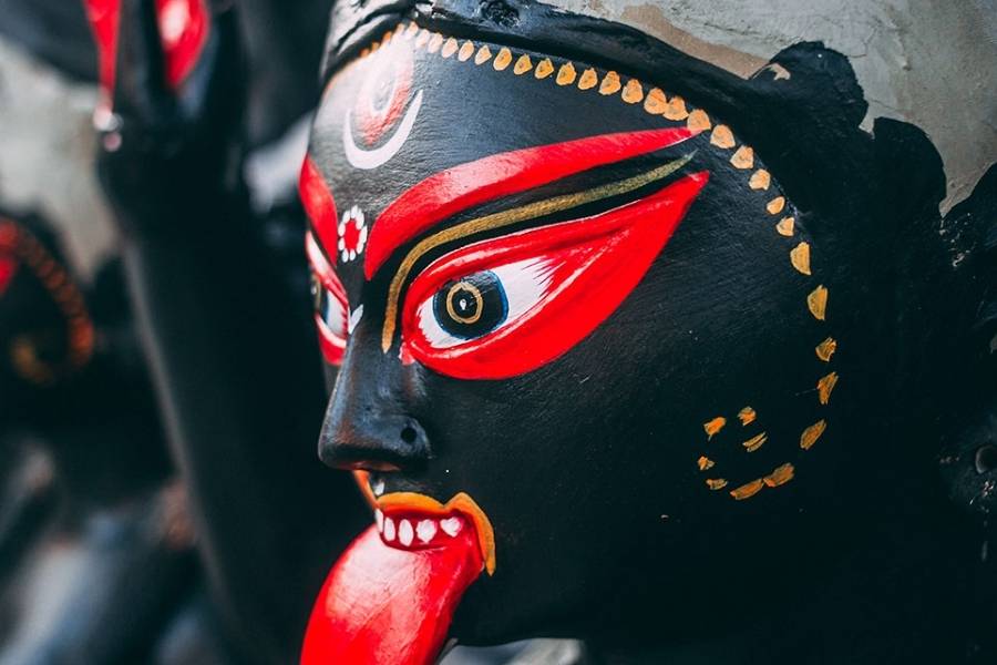 কৃষ্ণানন্দকে দেখে লজ্জায় তিনি জিভ বার করে ফেললেন। সেই রূপকে কল্পনা করেই তৈরি হল মাতৃমুর্তি। সে দিক থেকে দেখতে গেলে, তন্ত্র মতেই প্রথম কালী পুজোর শুরু। 