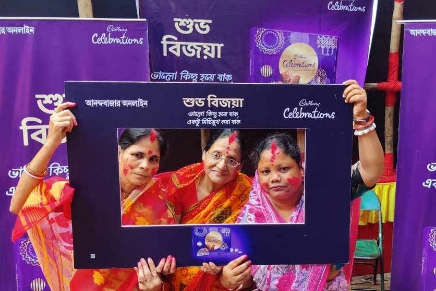 ক্যাডবেরি সেলিব্রেশনের ফ্রেমে উঠল সেই ছবিও।