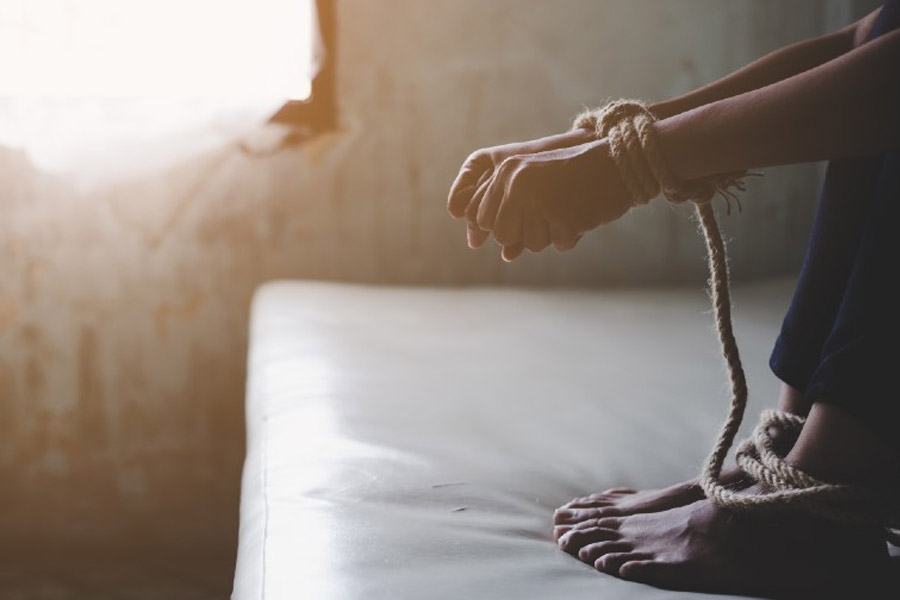 শুধু ধর্ষণ বা প্রতারণাই নয়, মাদক পাচার চক্রের সঙ্গেও জড়িত ছিলেন শফী। কোনও একটি নির্দিষ্ট এলাকায় বেশি দিন থাকতেন না গ্রেফতারির ভয়ে। যেখানেই যেতেন, সেখানে নিজেকে রশিদ নামে পরিচয় দিতেন। 