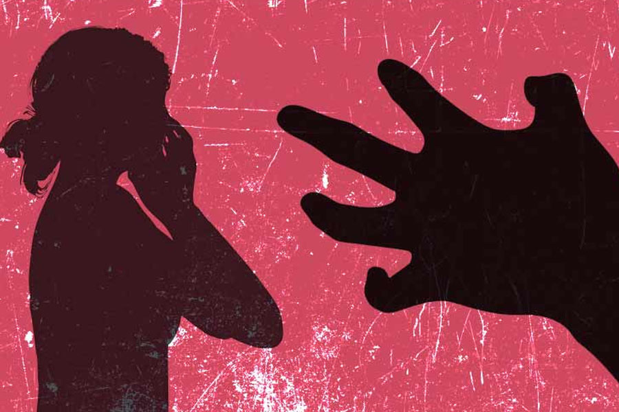 পুলিশ বলছে, এই ঘটনার মূল অভিযুক্ত মহম্মদ শফী। তাঁর বিরুদ্ধে ধর্ষণ এবং প্রতারণার একাধিক মামলা রয়েছে। 