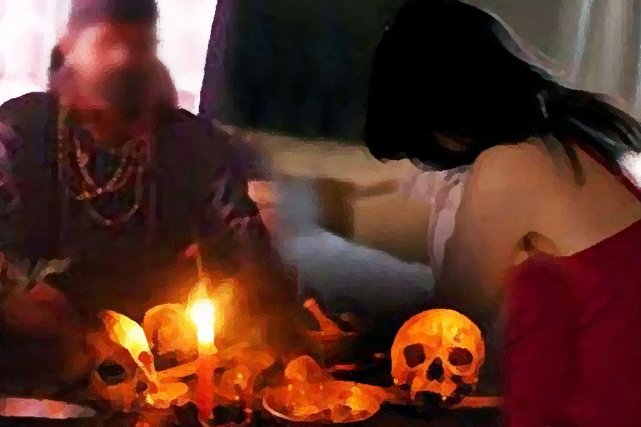 পুলিশের কাছে অভিযুক্ত লায়লা (ভগবল সিংহের স্ত্রী) দাবি করেছেন, শফি তাঁর স্বামীর সামনেই লায়লাকে ধর্ষণ করতেন তন্ত্রসাধনার দোহাই দিয়ে। ভগবলকে এ কথা শফী বোঝাতে সক্ষম হয়েছিলেন যে, লায়লার সঙ্গে শারীরিক সম্পর্ক স্থাপন করলে তাঁদের বিত্তশালী হওয়ার পথ আরও সহজ হবে। 