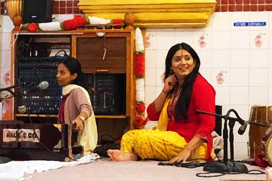 নিজেকে দেবীর অবতার বলে পরিচয় দিয়ে তাঁর ভক্তদের ঠকিয়ে প্রচুর টাকা নেওয়ার অপরাধে তাঁকে অভিযুক্ত করা হয়।