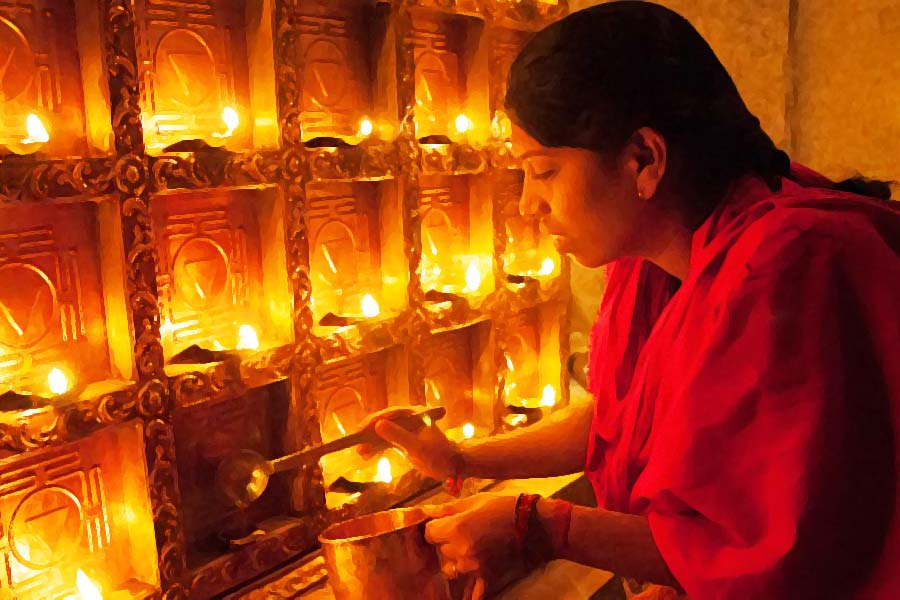 তদন্তে জানা গিয়েছে, উ-এর কথা মেনে না চললে ভক্তদের ভয়ানক শাস্তি দিতেন তিনি। ৪৩ বছর বয়সি এক মহিলার হাতে বার বার কাঁচি দিয়ে কুপিয়ে শাস্তি দিয়েছিলেন উ, এমনও অভিযোগ উঠে এসেছে।