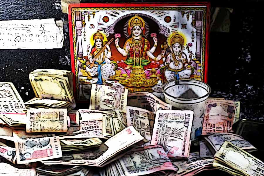 ভক্তরা অবাধ্য হলে তাঁর সামনেই মানুষের মল গিলতে বাধ্য করতেন তিনি।