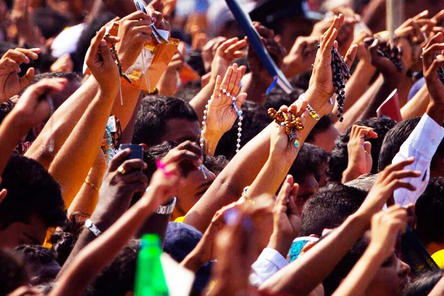 নিজের জন্য গরু কিনবেন বলে এক ভক্তের কাছে ২,৮০,০০০ ডলার (ভারতীয় মুদ্রায় ২ কোটি ৩০ লক্ষ ৬৬ হাজার ৫৫৪ টাকা) নিয়েছিলেন।