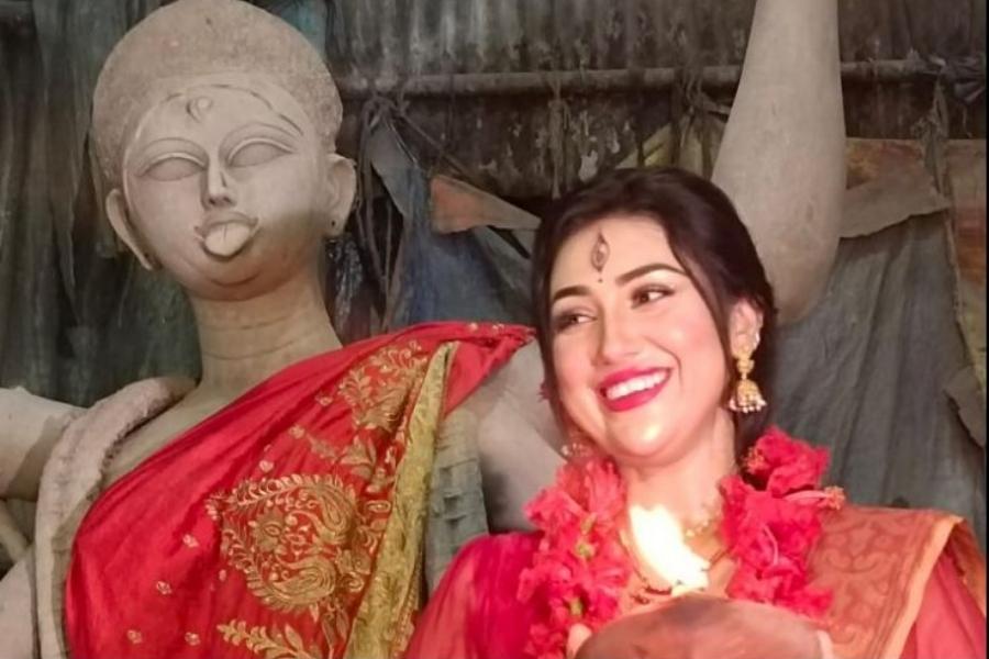 বাংলাদেশী অভিনেত্রী অপু বিশ্বাসের সঙ্গে জুটি বাঁধলেন শিল্পী সনাতন রুদ্র পাল। কালী সেজে করলেন ফটোশ্যুটও।  