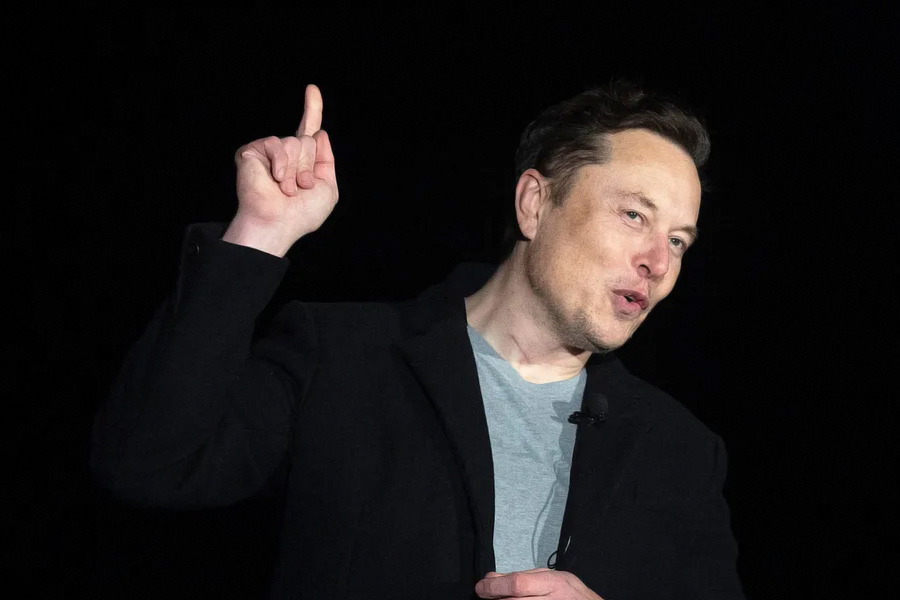 গ্যারাজ দিয়ে ঢুকে লিফ‌্‌টের ব্যবস্থাও থাকবে। সেই লিফ্‌টের মাধ্যমে সাইবারট্রাক দোতলায় তোলা যাবে।