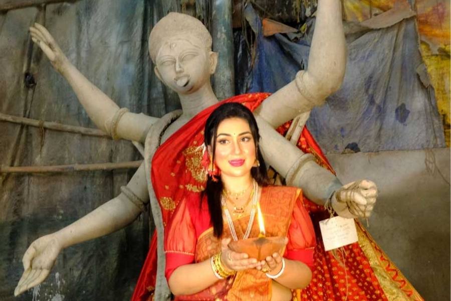 দুর্গাপুজোর মতোই তিনি হয়েছেন কালী পুজোর ব্র্যান্ড অ্যাম্বাসাডর। বাঙাল পাড়া জনকল্যাণ সমিতির মুখ হয়েছেন অপু।  