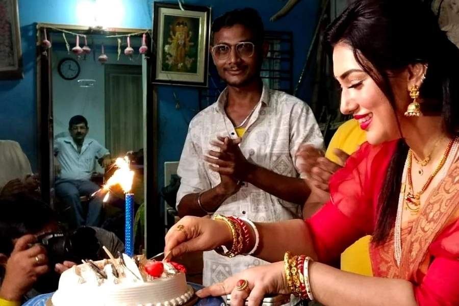 শুধু যে কালী সাজলেন তাই নয়। জন্মদিন পালন করলেন কালী মূর্তির সামনেই। কাটালেন এক অন্য রকম জন্মদিন। যদিও সঙ্গে ছিলেন পরিবারের লোকজনও। 