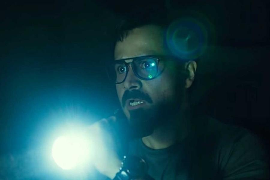 হঠাৎই খুব জোরে এক মহিলার চিৎকার শুনতে পেয়েছিলেন ইমরান হাশমি। মহারাষ্ট্রে বেড়াতে গিয়ে এমন অভিজ্ঞতা হ্য় অভিনেতার।  কিন্তু বহু খোঁজাখুঁজি করেও কাউকেই দেখতে পাননি অভিনেতা ও তাঁর বন্ধুরা। 