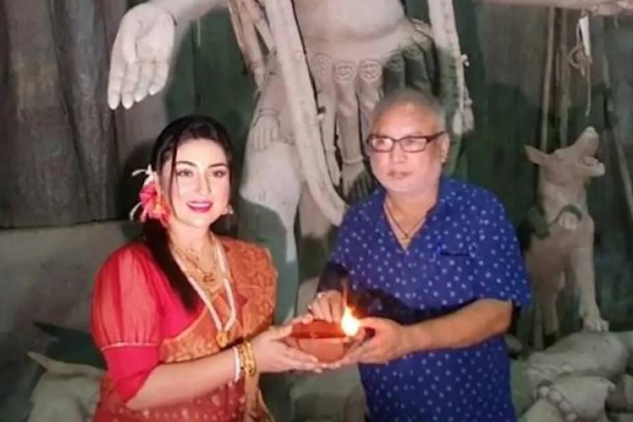 তাঁর কথায় বাংলাদেশের মুখ্যমন্ত্রী যে সম্প্রীতির বার্তা দেন সেই একই বার্তা রয়েছে বাংলার মুখ্যমন্ত্রী কথায়। তাই আমন্ত্রণ পেয়ে খুশি তিনি।