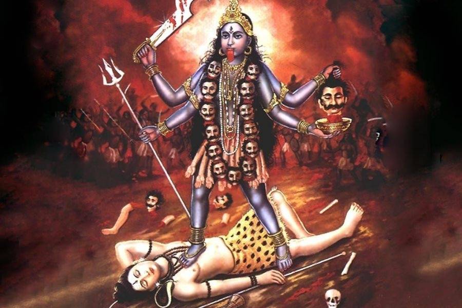 ভয়াবহ রুদ্রমূর্তি মা কালীর। এক এক করে সব অসুর বধ হতে থাকে দেবীর হাতে। অসুরের শরীর থেকে এক ফোঁটা রক্ত ক্ষরণ হলেও তা জিভ দিয়ে লেহন করতে থাকেন দেবী।