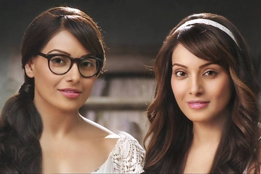  ‘আত্মা- ফিল ইট অ্যারাউন্ড ইউ’ ছবির ফ্লোরে নাকি মাঝে মাঝেই এক মহিলার গানের আওয়াজ শুনতে পেতেন অভিনেত্রী বিপাশা বসু ও অন্য সদস্যরা। বিপাশা এমনটাও জানিয়েছিলেন, শুটিংয়ের সেই মুহূর্তের ক্লিপে শব্দের রেকর্ডিং গায়েব ছিল!