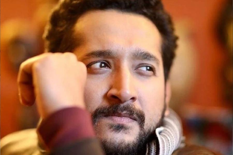 হোটেলের ঘরে এক জনের উপস্থিতি খেয়াল করে সে কথা অভিনেতা জানান নিজের মাকে। তবে ভয় পেয়েছিলেন, যখন শোনেন একই অনুভুতি হয়েছে তাঁর মায়েরও!