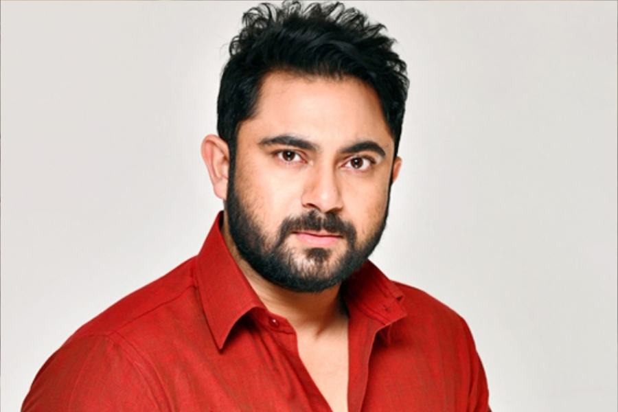 সোহম চক্রবর্তী – তখন সবে মাত্র বিয়ে করেছেন অভিনেতা সোহম। বেহালায় নতুন ফ্ল্যাটে থাকার পরিকল্পনা করেছেন। কিন্তু সারাক্ষণ যেন কোনও মহিলার চাপা কান্নার  আওয়াজ। পরিবারের সকলে একটু ভয় পেলেন। 