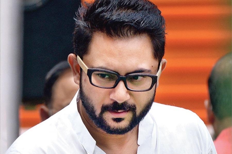 ভৌতিক বিষয়ে জানেন, এমন মানুষকে ডেকে পাঠানো হল শেষে। তিনি বললেন, ওই জায়গায় ফ্ল্যাট তৈরি হওয়ার আগে নাকি এক মহিলা গায়ে আগুন দিয়ে আত্মহত্যা করেছিলেন সেখানেই। শুনে শিউরে ওঠে অভিনেতার গোটা পরিবার। 