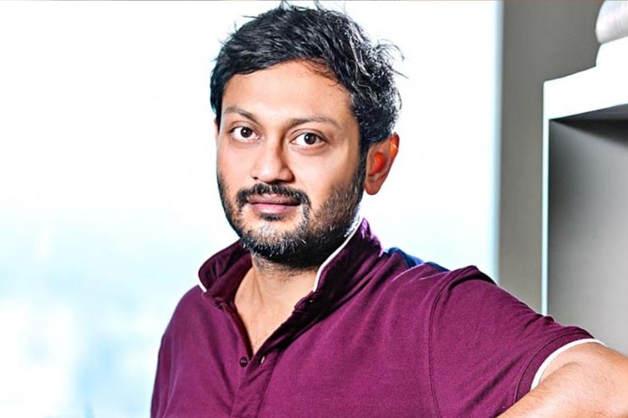 সরু রাস্তা ধরে একে একে এগোচ্ছেন সকলে। হঠাৎ বিরসা খেয়াল করেন, লাইনের প্রথম জন থেমে গিয়ে ফিরে তাকিয়ে আছেন। সেই মতো লাইনের দ্বিতীয়, তৃতীয় সকলেই। এ বার বিরসার পালা। তিনি বুঝলেন, কিছু একটা চলে গেল। অস্তিত্ব আছে, কিন্তু অদৃশ্য। কিছু ক্ষণের জন্য হতবাক হয়ে যান প্রত্যেকেই!