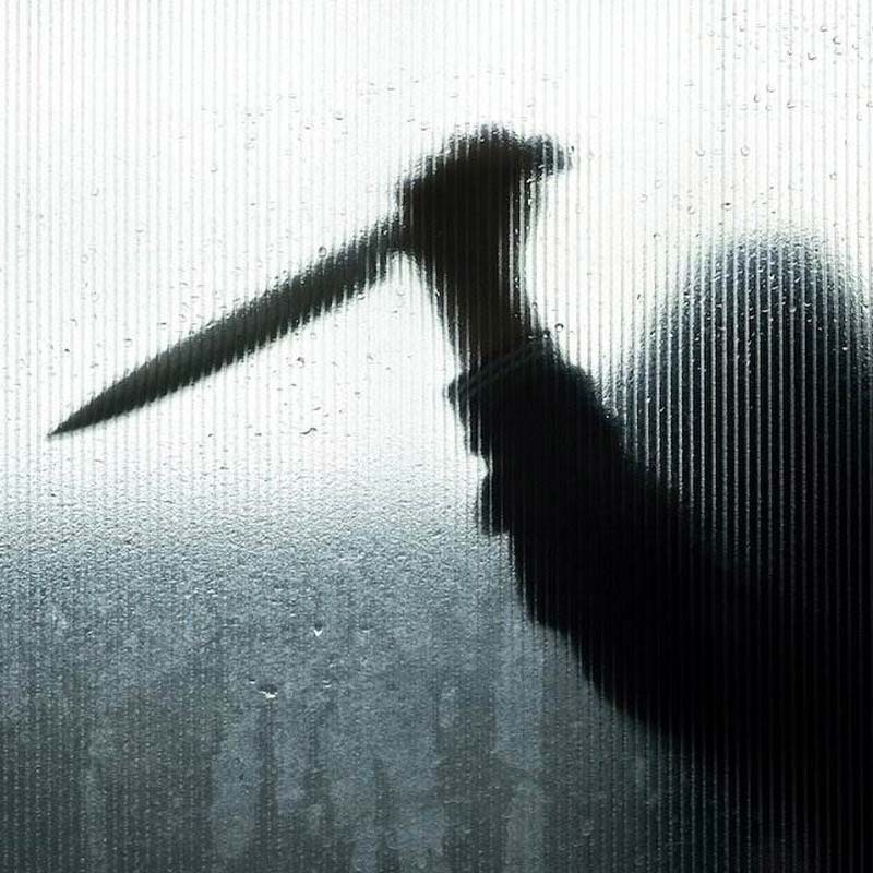 ইলাহাবাদের বাসিন্দা কোলন্দরের বিরুদ্ধে ধারাবাহিক ভাবে একাধিক খুনের অভিযোগ ওঠে। ২০০১ সালে এক সাংবাদিক খুনের অভিযোগে তাকে গ্রেফতার করা হয়। তার পর একে একে প্রকাশ্যে আসে আরও খুনের ঘটনা।