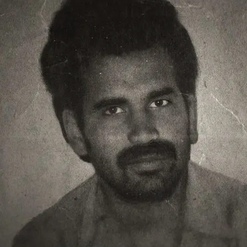 ২০০১ সালের ১৪ ডিসেম্বর উত্তরপ্রদেশের এক স্থানীয় সাংবাদিক ধীরেন্দ্র সিংহ হঠাৎ নিখোঁজ হয়ে যান। ঘটনার সূত্রপাত সেখান থেকেই। সাংবাদিককে খুনের অভিযোগে কোলন্দরকে গ্রেফতার করা হয়।