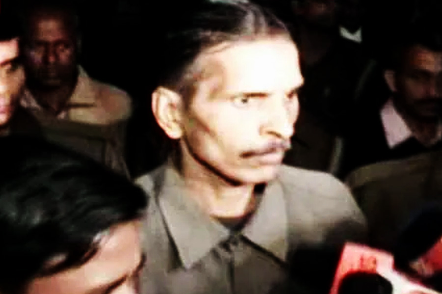 কোলন্দরের কাজে সাহায্য করতেন তার স্ত্রী ফুলন দেবী। তবে কোলন্দর বা ফুলন দেবী কোনওটাই আসল নাম নয়। পুলিশ জানতে পারে, কোলন্দরের আসল নাম রাম নিরঞ্জন এবং তাঁর স্ত্রীর আসল নাম গোমতী।