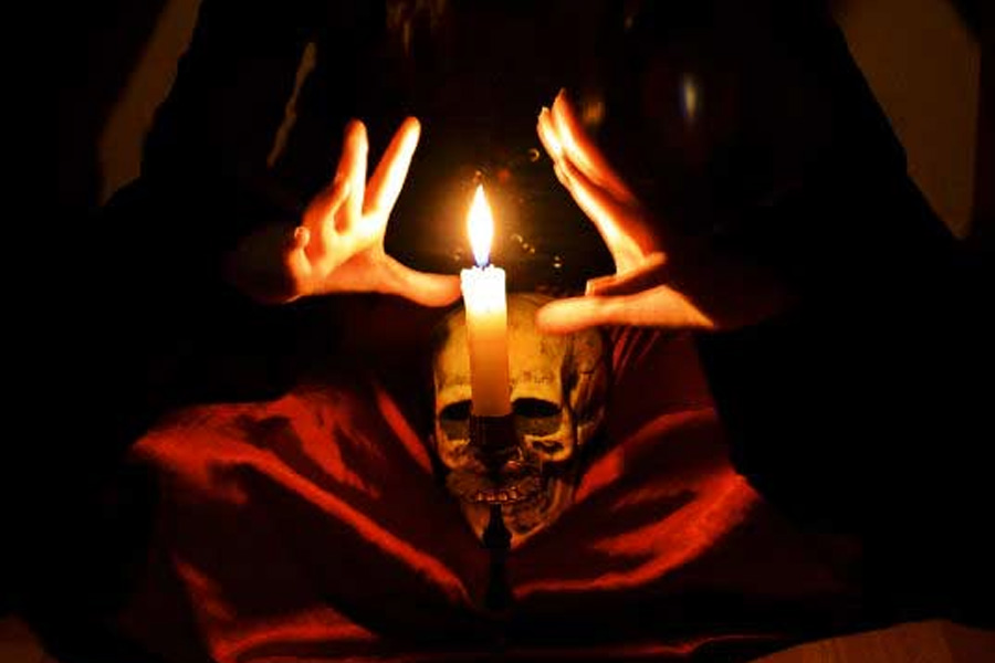 খুন এবং নরমাংস খাওয়ার পর কোলন্দর জমানো মাথার খুলিগুলি নিয়ে ‘তন্ত্রসাধনা’য় বসত বলে অভিযোগ। এ ক্ষেত্রেও কেরল-কাণ্ডের ছায়া রয়েছে। খুলিগুলির সঙ্গে নাকি সে কথাও বলত। তার পর দেওয়ালে ঝুলিয়ে রাখত সেগুলি।