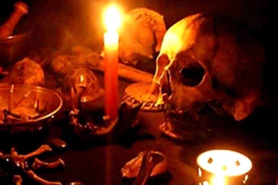 পুলিশ জানিয়েছে, প্রতিটি মাথার খুলির পিছনে মৃত ব্যক্তির পদবি লিখে রাখত কোলন্দর। ধর্ম, বর্ণ, জাতি তাঁর কাছে খুব গুরুত্বপূর্ণ ছিল।