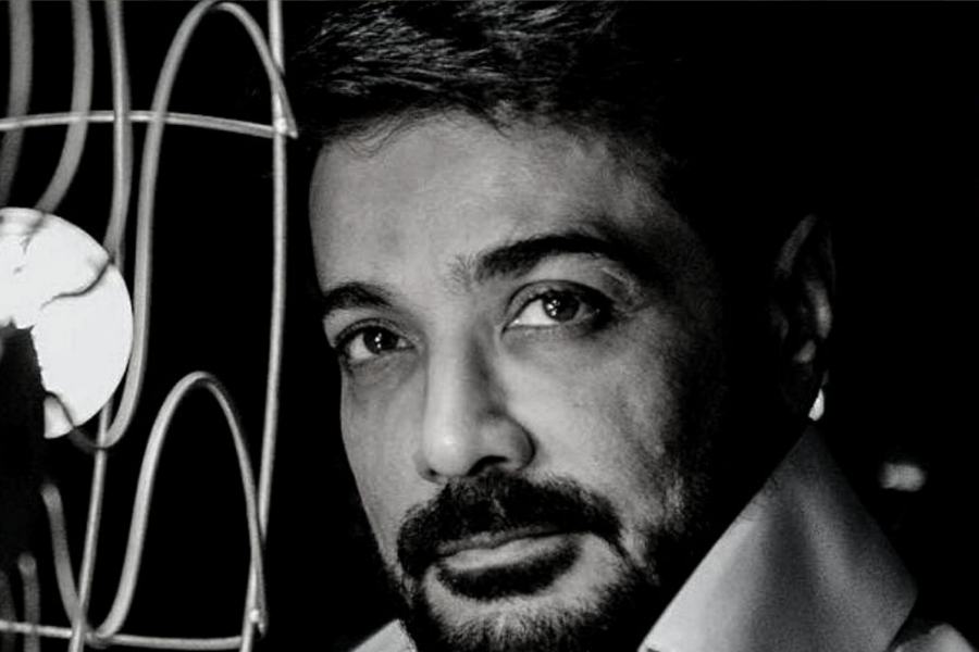 কর্তৃপক্ষের তরফে স্টুডিয়োর ২ নং ঘরে থাকতে নিষেধ করা হয়েছিল সকলকেই। কিন্তু স্টুডিয়োয় রাত কাটাতে গিয়ে বুম্বাদা নাকি স্পষ্ট শুনতে পেতেন হাসি, কান্না, দেওয়ালে আঁচড়ানোর শব্দ। ভয়ে কান চাপা দিতেন, ঘুম আসত না অনেক রাতেই!  