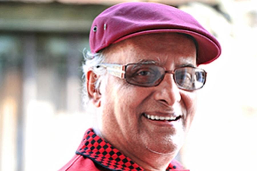 অভিনেতা এক বার নিজের পিসির বাড়ি গিয়েছিলেন ছুটিতে। হঠাৎ রাতের বেলায় পিয়ানোর শব্দে ঘুম ভেঙে যায় তাঁর। এ দিকে তাঁর পিসি কানে কম শোনেন। ফলে সাহস জড়ো করে পিয়ানোর ঘরে যান অভিনেতা। বাক্স খুলে দেখেন একটি ধেড়ে মা ইঁদুর বাচ্চাদের কাগজের টুকরো খাওয়াচ্ছে। আর তাতেই বেজে উঠছে পিয়ানো! আদতে ভয় হল মনের অন্ধকার, এমনটাই মনে করেন প্রবীণ অভিনেতা।