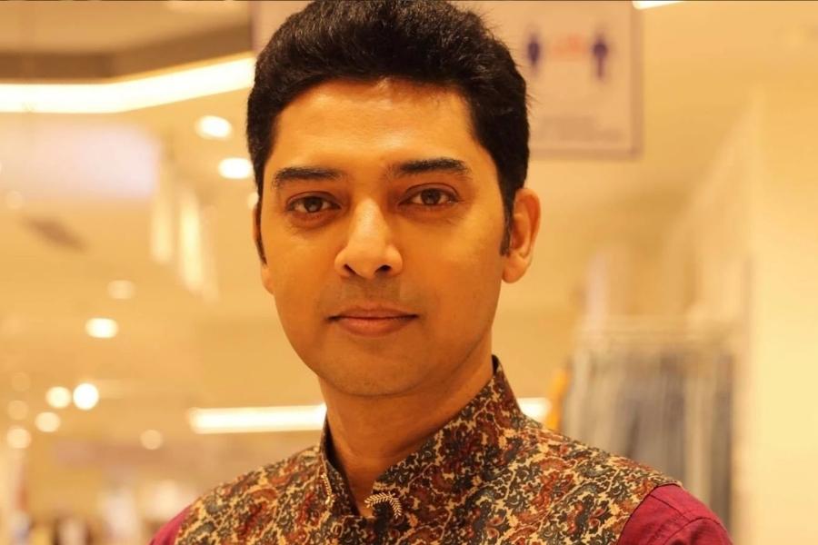 ভাস্বর চট্টোপাধ্যায় – ‘যেখানে ভূতের ভয়’ ছবিতে কাজ করার সময় গায়ে কাঁটা দেওয়া এক অভিজ্ঞতা হয় অভিনেতা ভাস্বরের। ছবির এক দৃশ্যে স্বয়ং সত্যজিৎ রায়ের ব্যবহার করা জামা ও ঘড়ি পড়েছিলেন অভিনেতা। যদিও ঘড়িটি বন্ধ ছিল, সময় দেখাচ্ছিল ১০টা। 