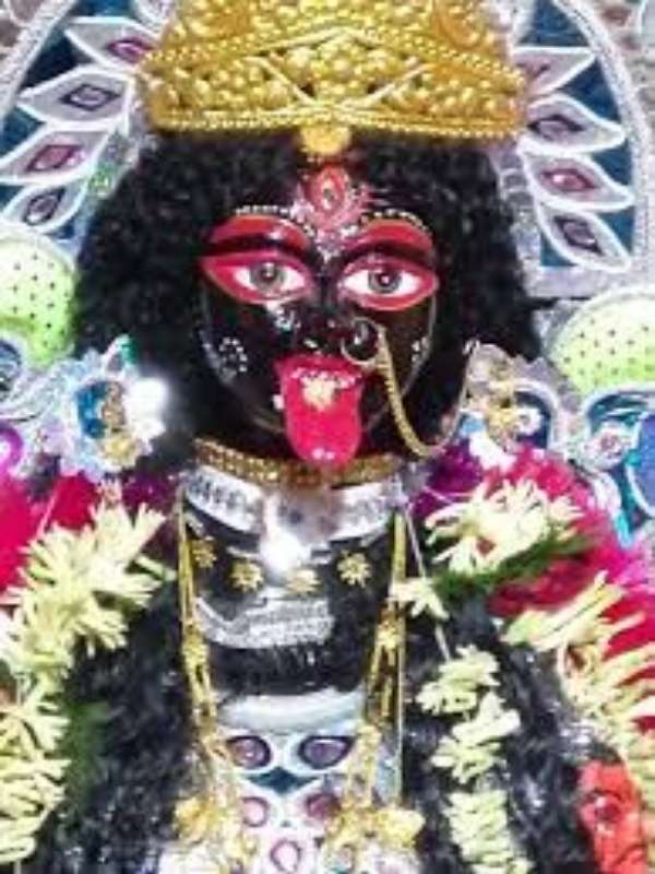 এই গ্রামে কালী পুজো শুরু হয়েছিল প্রায় ৬০০ বছর আগে। কী ভাবে এই পুজোর শুরু, তা নিয়ে রয়েছে অজস্র গল্প। এই পুজোর সঙ্গে কী ভাবে যুক্ত হল মুসলিম সম্প্রদায়, তা নিয়েই সবচেয়ে চমকপ্রদ কাহিনি। 