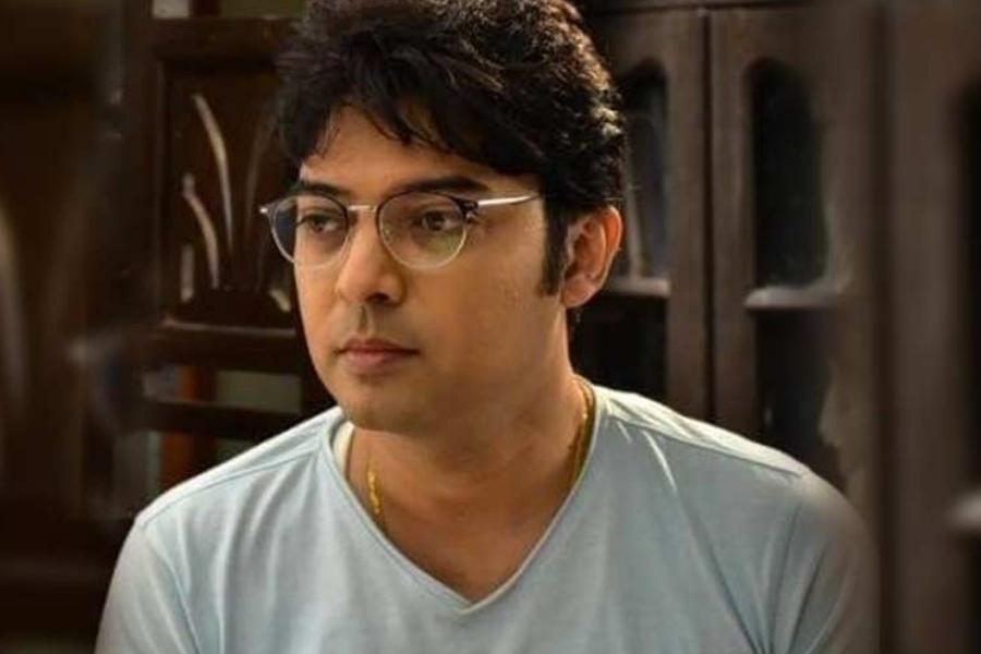 ক্যামেরা চলছে। অন্ধকার চারদিক।  অভিনেতা আবীর চট্টোপাধ্যায় ভাস্বরের উদ্দেশে সংলাপ বলছেন- ‘‘অনিল বাবু, দেখুন তো আপনার ঘড়িতে কটা বাজে?’’ ভাস্বর ঘড়ির দিকে তাকিয়ে দেখেন ৫.১৫। বিস্ময়ের ঘোর কাটতে বেশ কিছুটা সময় লেগেছিল ভাস্বরের। 