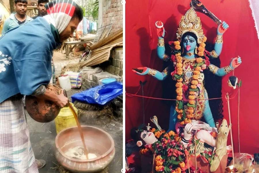 কথিত, এক মুসলিম আখের গুড় বিক্রেতা সারাদিন কাজের পরে এক বট গাছের তলায় বসে বিশ্রাম নিচ্ছিলেন। সেই সময়ে এক কিশোরী তাঁর কাছে এসে গুড় খেতে চায়। এমন নির্জন জায়গায় এমন পরমা সুন্দরী কন্যাকে দেখে অবাক হয়ে যান ওই বিক্রেতা। এই মেয়েকে তো আগে কখনও দেখা যায়নি! 