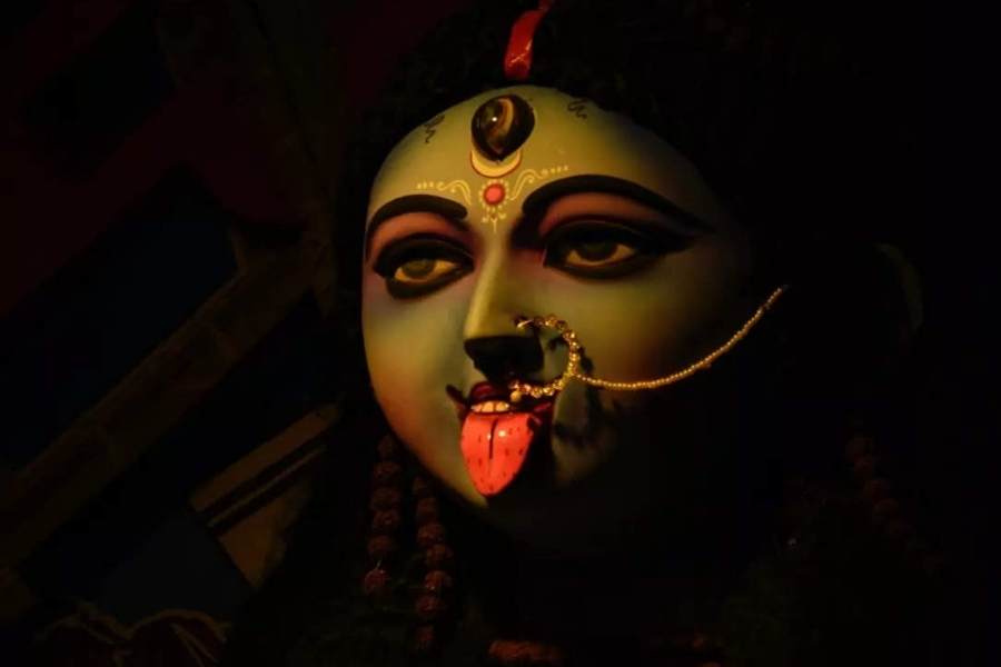 খিদেয় সুন্দর মুখ শুকিয়ে গিয়েছিল। মেয়েটি করুণ স্বরে ওই বিক্রেতার কাছে গুড় চায়। গুড় হাতে দিতেই মেয়েটি মুহূর্তে মিলিয়ে যায়। ওই রাতেই ওই মুসলিম গুড় বিক্রেতা স্বপ্ন দেখেন স্বয়ং বড়মা তাঁর গুড় খাচ্ছেন। সেই থেকেই এই গ্রামে বড়মার পুজো মুসলিম সম্প্রদায়ের গুড় ছাড়া সম্পূর্ণ হয় না।