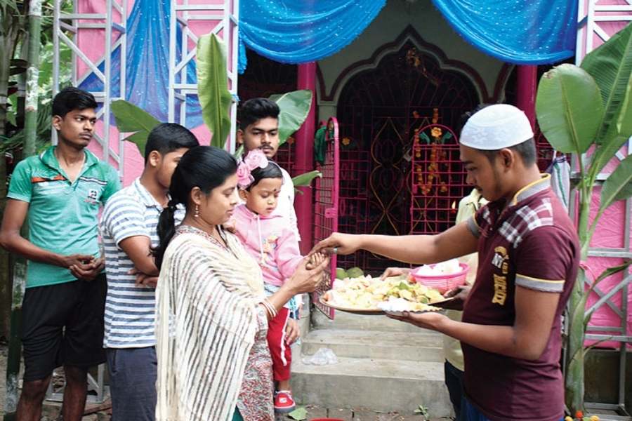 আজও ওই পরিবারের সদস্যরা কালীপুজোর সময়ে গুড় পাঠান। বড়মার পুজোকে ঘিরে উভয় সম্প্রদায়ই আনন্দে মেতে ওঠে।