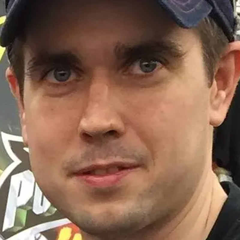 ব্রিটেনের বাসিন্দা তিনি। পেশাসূত্রে সমাজমাধ্যমে নিজের বিজ্ঞাপন দিতেন জেমস। যাঁরা সন্তান নিতে চান, এই বিজ্ঞাপনের মাধ্যমেই যোগাযোগ করেন জেমসের সঙ্গে। 