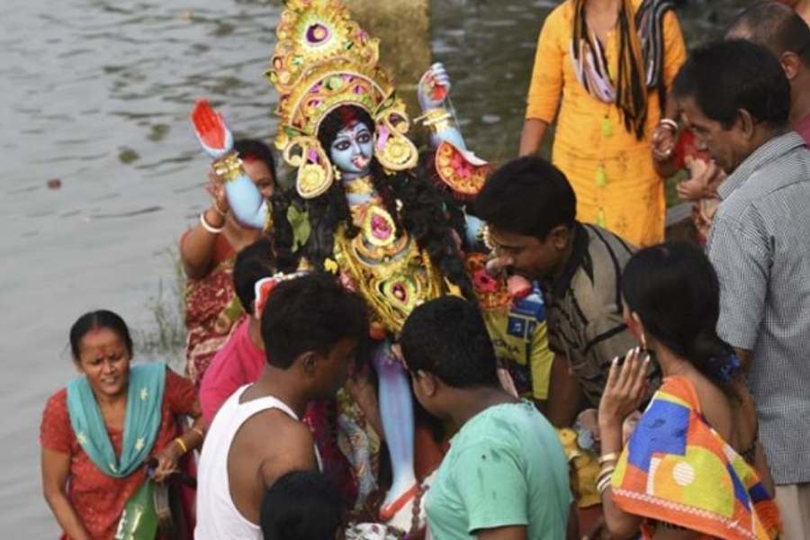 সেই পুজোর এক বিশেষ রীতি ছিল। সেই রীতি মেনে এক রাতের মধ্যে কালী মূর্তি গড়ে পুজো করা হত, গা ভর্তি অলঙ্কার-সহ সেই রাতেই প্রতিমা বিসর্জন দেওয়া হত বিলের জলে। সকলের সামনেই চোখের নিমেষে নিলিয়ে যেত মাতৃ মূর্তি। 
