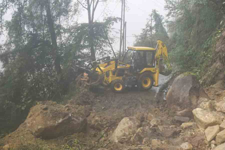 সরানো হচ্ছে ধস।