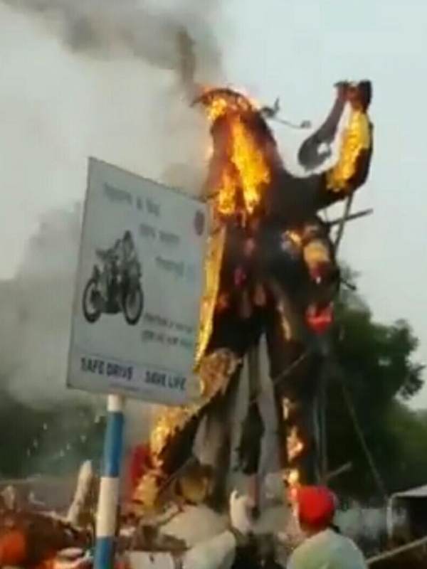 এক বার নাকি মায়ের গা থেকে এক পুরোহিত গয়না খুলে নেন। সঙ্গে সঙ্গে আগুন লেগে যায় বিগ্রহে। কালী পুজোর এই বিশেষ রীতি আজও মেনে চলেন ঋষিপুরের বাসিন্দারা।