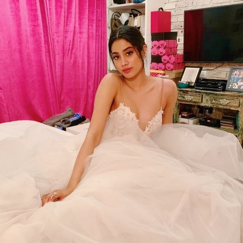 মুম্বইয়ের লোখন্ডওয়ালার বাড়িতে পরিবারের সঙ্গেই থাকতেন জাহ্নবী। ২০২০ সালের শেষের দিকে জুহু এলাকায় একটি বিলাসবহুল বাড়ি কেনেন তিনি।