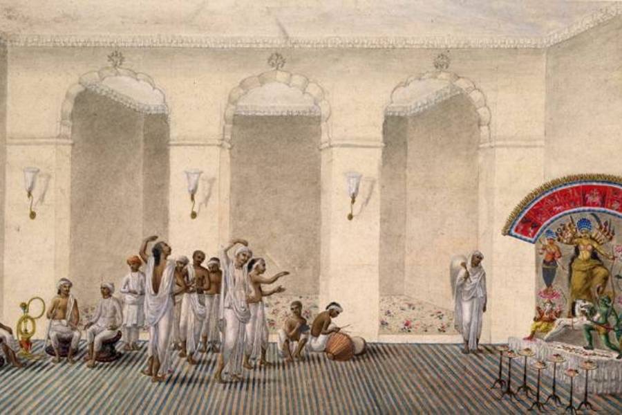 সেই দেহ খন্ড যখন মর্ত্যে এসে পড়ে, তা পরিণত হয় পাথরে। আর সেই পাথর যেখানে যেখানে পতিত হয়, সেই জায়গাগুলিকে বলা হয় এক একটি ‘পীঠ’। এ রকম একান্ন পীঠ ছড়িয়ে আছে দেশের নানা স্থানে। সেই পুণ্যস্থানগুলিতে পরবর্তী কালে তৈরি হয়েছে বিখ্যাত সব মন্দির। মন্দিরগুলিকে ঘিরে ভক্তদের মধ্যে যত নানা রকম যাকে ছড়িয়েছে, ততই বেড়েছে সেই জায়গাগুলির প্রতি আকর্ষণ ও কৌতূহল। 