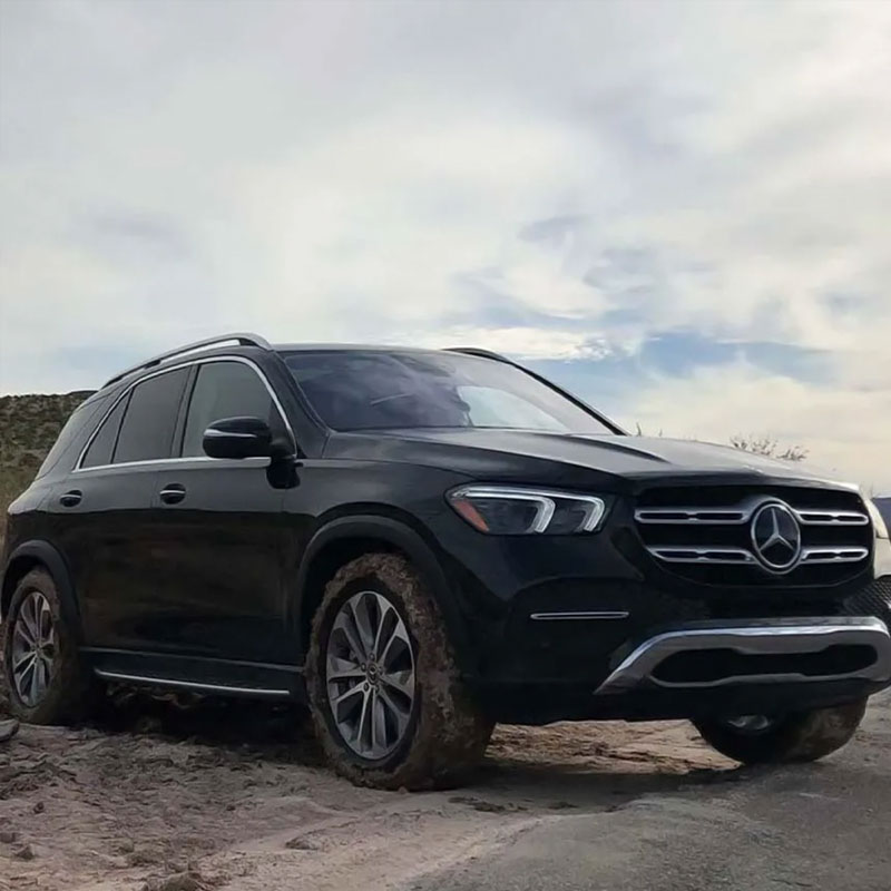 মার্সিডিজ ব্র্যান্ডের আরও একটি গাড়ি রয়েছে জাহ্নবীর। মার্সিডিজ জিএলই ২৫০ডি মডেলের গাড়িটি শূন্য থেকে ১০০ কিমি গতিবেগে আসতে ৮.৬ সেকেন্ড সময় লাগে।