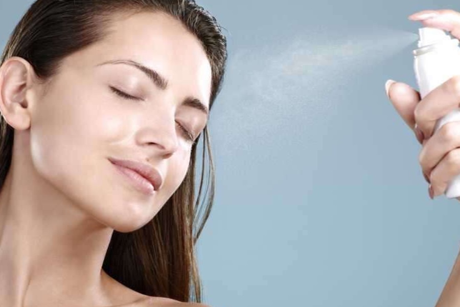 মুখ শুকনো লাগুক বা ঘামে ভেজা, মুখে একটু গোলাপজল স্প্রে করে নিলেই চটজলদি পেয়ে যাবেন সমস্যার সমাধান।