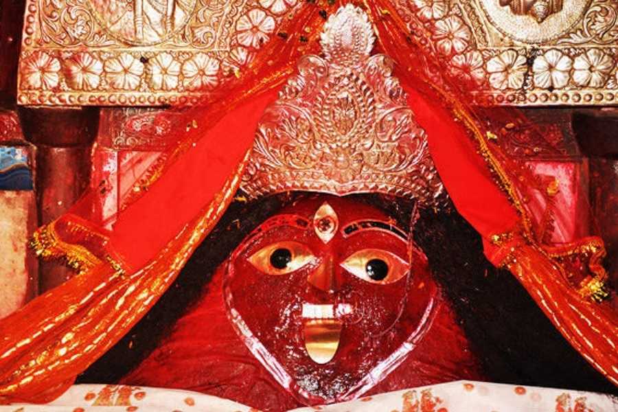 গলার নলী-নলহাটি সতীপীঠের অন্যতম বীরভূমের নলাটেশ্বরী মন্দির। বলা হয়, দেবীর কণ্ঠনালী পতিত হয়েছিল এই জায়গায়। এখানে মা পূজিতা হন ত্রিনয়নী, কালিকা মাতৃরূপে। নলহাটির এই মন্দিরের জনপ্রিয়তা বরাবরই তুঙ্গে। আর কালীপুজোয় তা  বেড়ে যায় অন্য মাত্রায়।