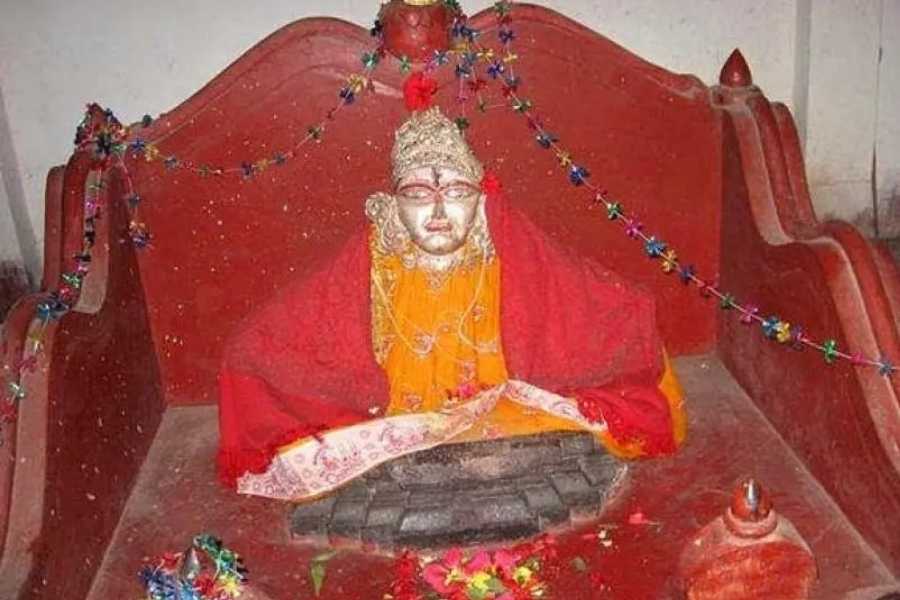 কিরীট-কিরীটকোণা তান্ত্রিক মতে বলা হয়, এই জায়গায় দেবী দাক্ষায়ণী সতীর ‘কিরীট’ বা মুকুটের কণা পতিত হয়েছিল। অনেক তন্ত্রবিদের মতে অবশ্য সতীর কোনও অঙ্গ এখানে পড়েনি। তাই এই জায়গাকে ‘উপপীঠ’ বলা হয়ে থাকে। এখানে দেবী ‘বিমলা’ নামে পূজিতা। 