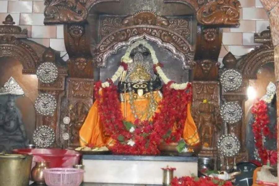 গুম্ফ-বর্গভীমা তমলুকের দেবী বর্গভীমাকে ঘিরে রয়েছে নানা কাহিনি। পুরাণমতে এখ্যানে দেবীর বাম পায়ের গুম্ফ বা গোড়ালি পতিত হয়েছিল। তা থেকে এটি সতীর একান্ন পীঠের অন্যতম বলে জনপ্রিয়।