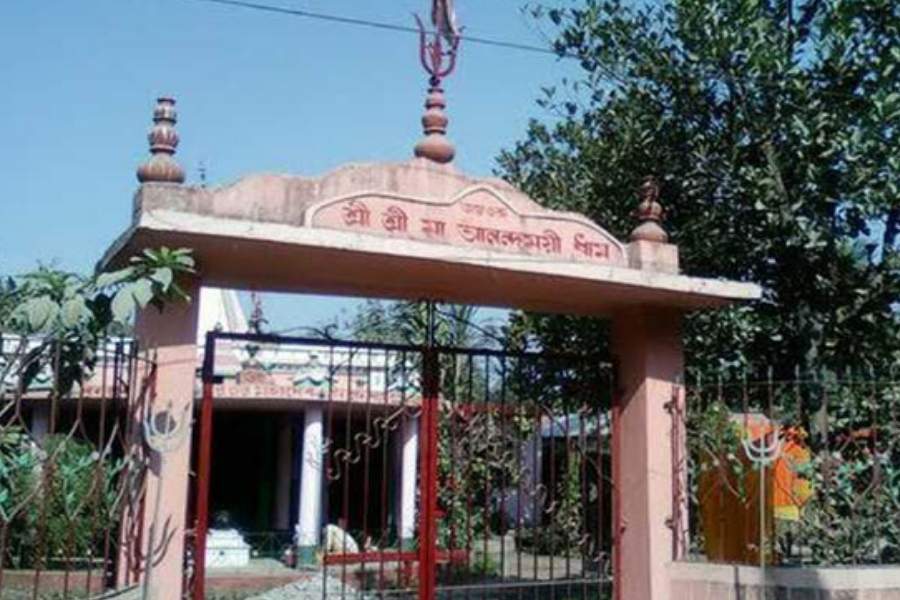 স্কন্ধ-খানাকুল সতীর একান্ন পীঠের আর একটি জনপ্রিয় পীঠ হল হুগ্লির খানাকুলের রত্নাবলী কালী। জনশ্রুতি আছে, এখানে শ্বেত পলাশ গাছের নীচে দেবীর দক্ষিণ স্কন্ধ বা ডান দিকের কাঁধ পতিত হয়েছিল। 