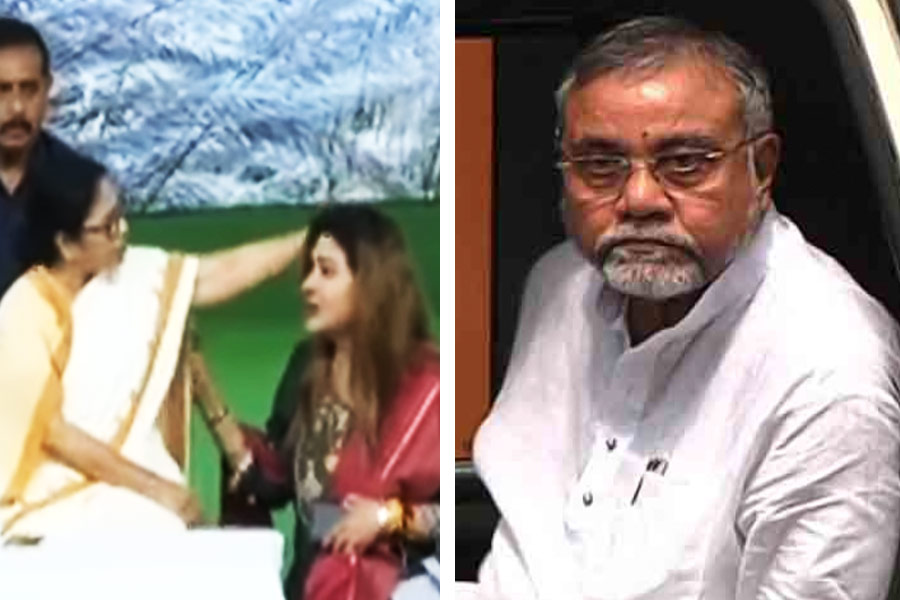 দলের প্রথম সারির বিধায়ক তাপস রায়ের সুদীপ-ক্ষোভের মধ্যেই বৃহস্পতিবার ‘উত্তীর্ণ’-র সভায় এই দৃশ্য কি ‘প্রতীকী’ হয়ে রইল? না কি ‘বার্তা’ হয়ে? 