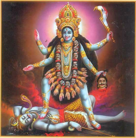 দু’টি রূপে পূজিতা মা কালী। কোথাও দেবীর ডান পা এগিয়ে থাকে, আবার কোথাও বাঁ পা। বিগ্রহে ডান পা এগিয়ে থাকলে তিনি দক্ষিণা কালী।  